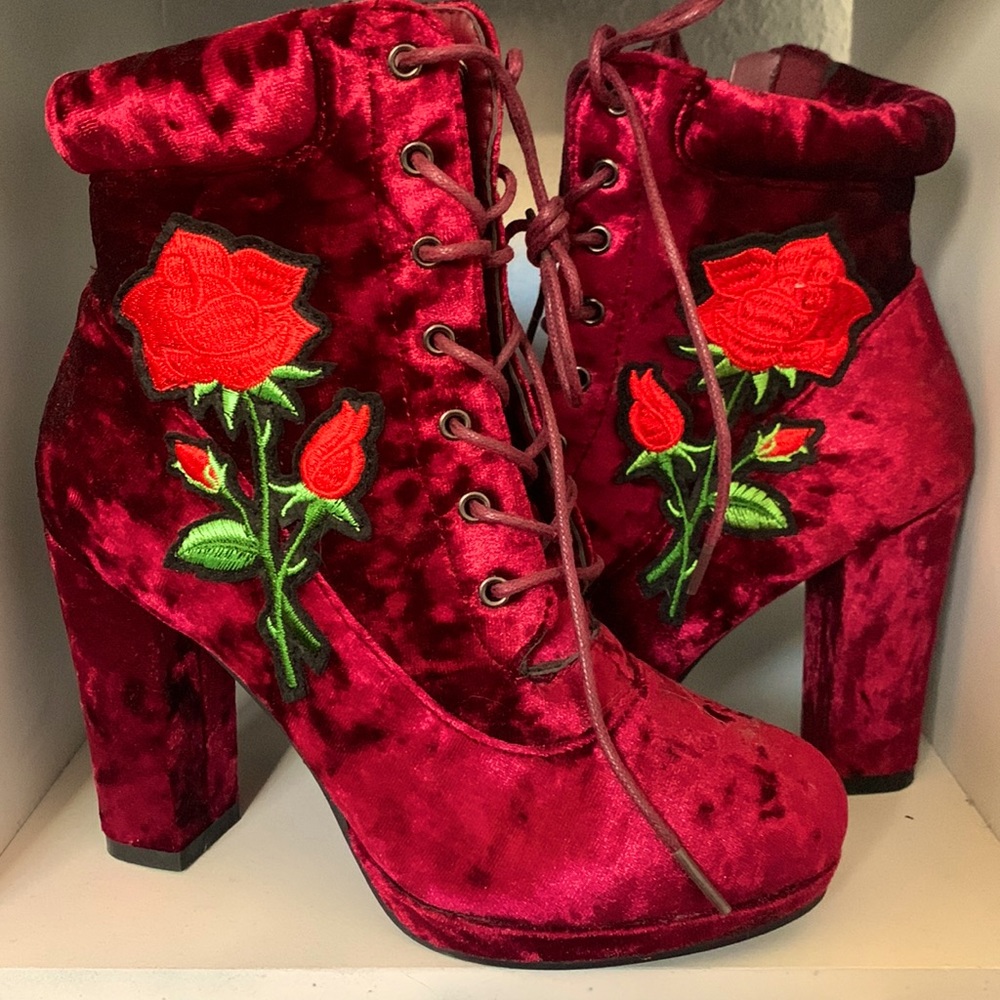 Velvet heel rose boots 🌹👢